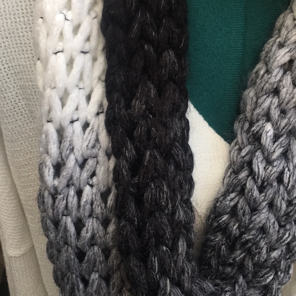 New Hand Crafted Chunky Knit Ombré Scarf and Beanie Cold Weather Gift Set - Picture 3 of 8